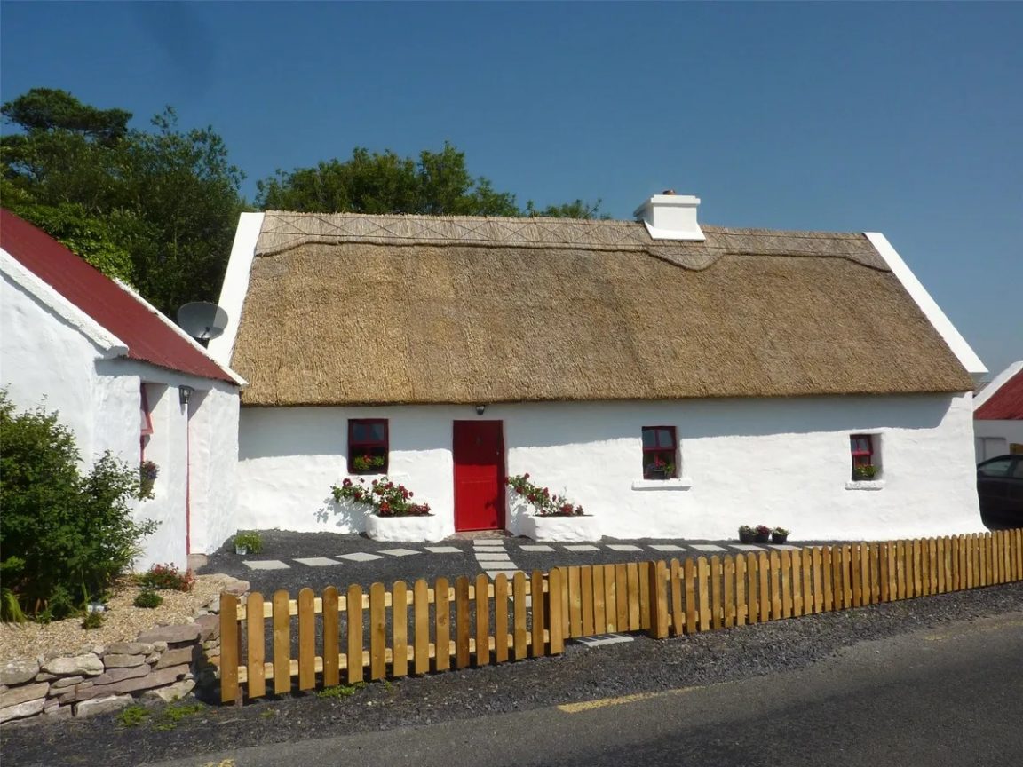 Our 3 favourite thatched roof cottages for sale in Ireland right now